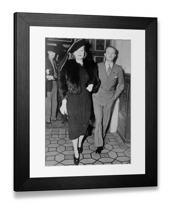 Framed Print : Marlenes Turban fashion, at Hollywood Premiere. Marlene Dietrich, the film actress Framed Print : Marlenes Turban fashion, at Hollywood Premiere. Marlene Dietrich, the film actress