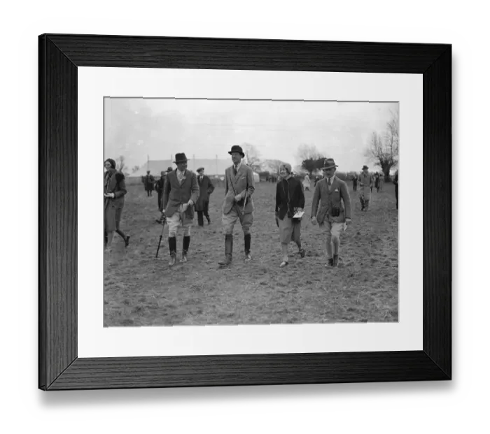 Framed Print : Beaufort Hunt point to point at Leighterton. Mr Frank Voss ( right ), the American artist Framed Print : Beaufort Hunt point to point at Leighterton. Mr Frank Voss ( right ), the American artist