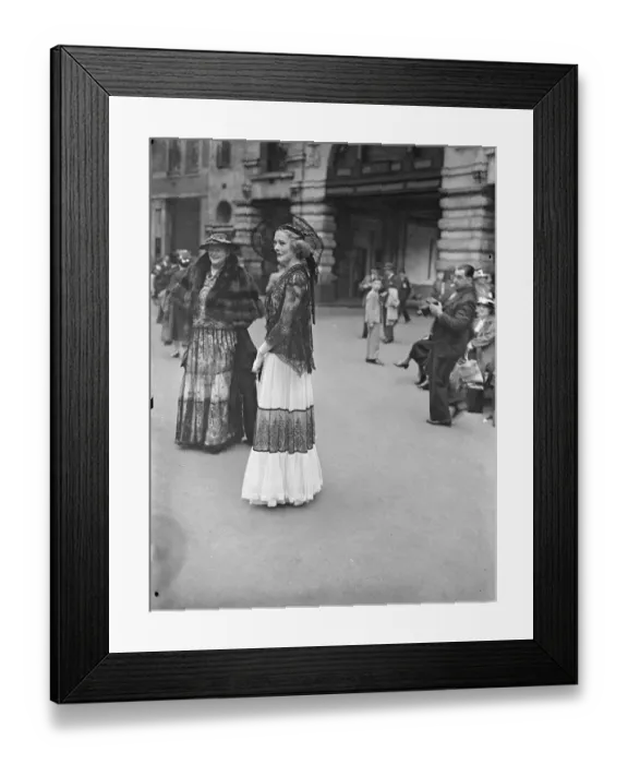 Framed Print : Spanish style for Ascot. Photo shows: a mantilla-like headdress worn with a lace Framed Print : Spanish style for Ascot. Photo shows: a mantilla-like headdress worn with a lace