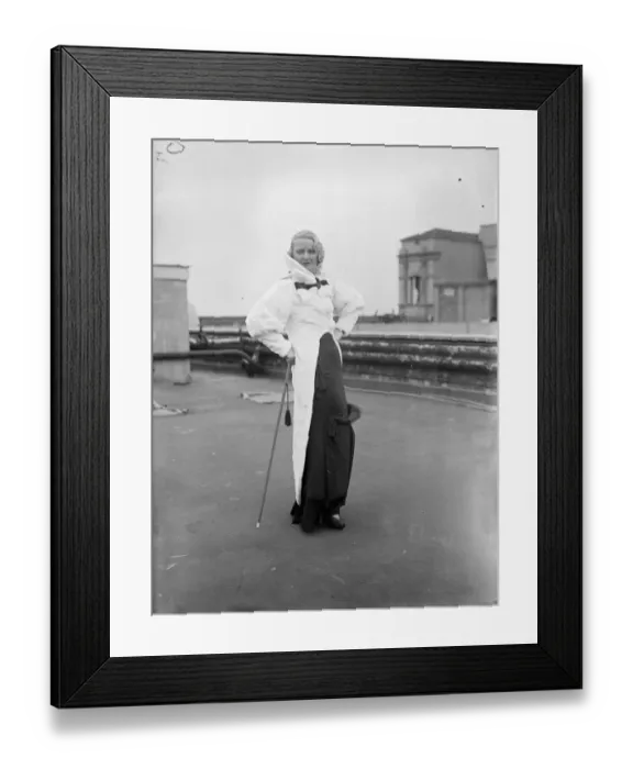Framed Print : London Fur Fashion central of the world. Furs worth ? 50, 000 were worn by mannequins