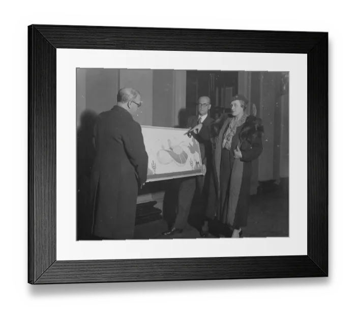 Framed Print : Mr Tennant, winner of the Drury Lane poster contest. 1 November 1934 Framed Print : Mr Tennant, winner of the Drury Lane poster contest. 1 November 1934