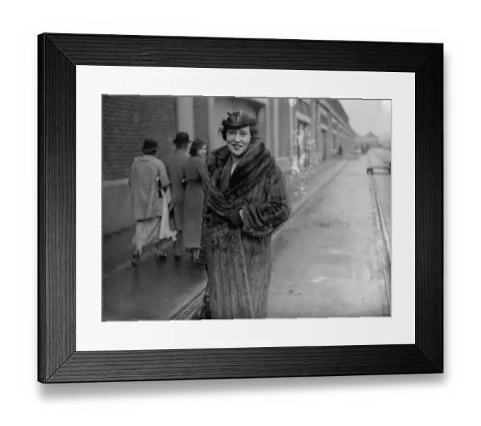 Framed Print : Lady Furness arrives from America. Thelma, Lady Furness who, with her sister Framed Print : Lady Furness arrives from America. Thelma, Lady Furness who, with her sister