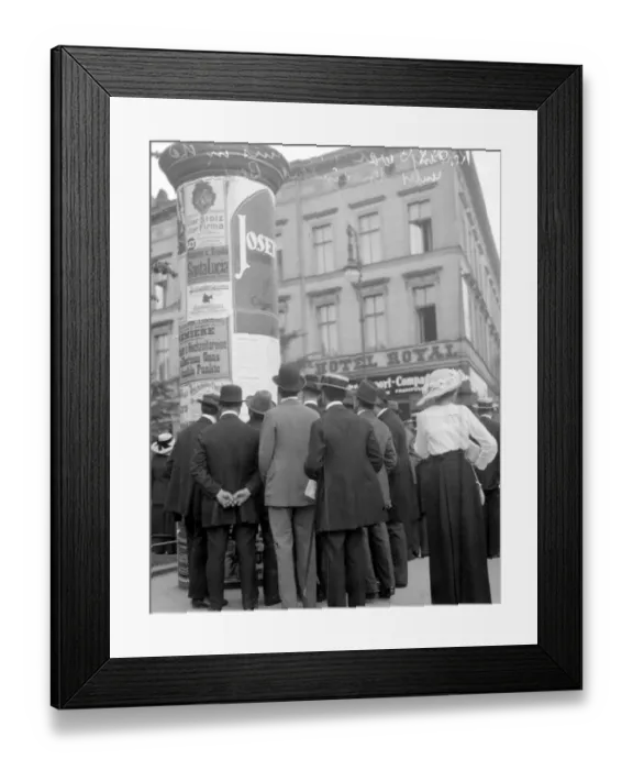 Framed Print : Berlin. Reading war bulltins in Unter Den Linden. 1914 - 1918 Framed Print : Berlin. Reading war bulltins in Unter Den Linden. 1914 - 1918