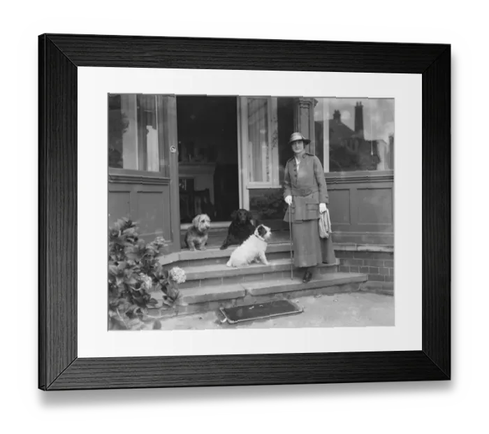 Framed Print : Return of Lily Elsie at her bungalow in Skegness