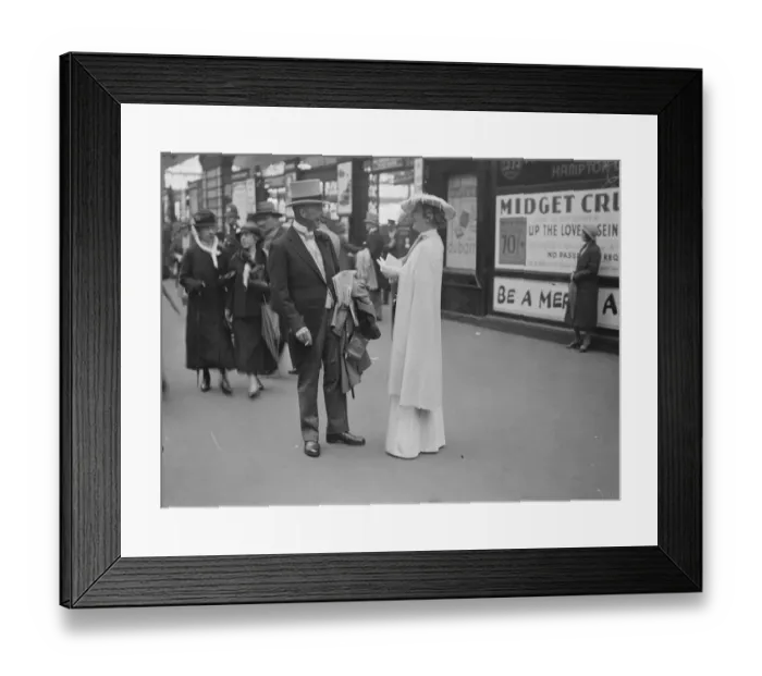 Framed Print : Ascot hat fashion at Waterloo Station. Mrs Jock Hanbury wears a new hat for Ascot Framed Print : Ascot hat fashion at Waterloo Station. Mrs Jock Hanbury wears a new hat for Ascot
