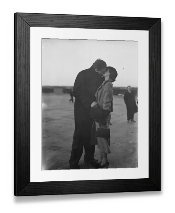 Framed Print : Ben Foord arrives home by air from Hamburg, welcomed by his wife Framed Print : Ben Foord arrives home by air from Hamburg, welcomed by his wife