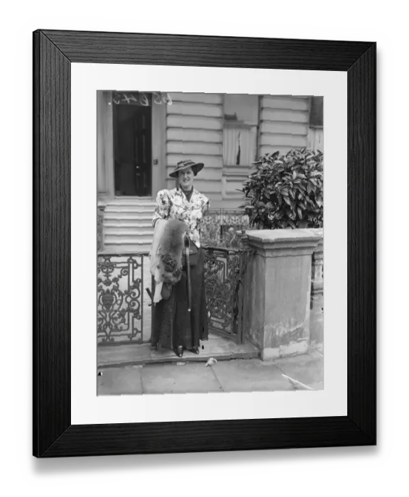 Framed Print : Mrs Olga Collett leaves for Ascot to give first racecourse commentary by a woman