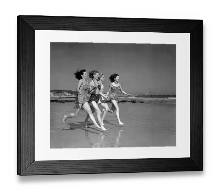 Framed Print : Easters little summer at Bournemouth. Bournemouth Belles in sun - suits Framed Print : Easters little summer at Bournemouth. Bournemouth Belles in sun - suits