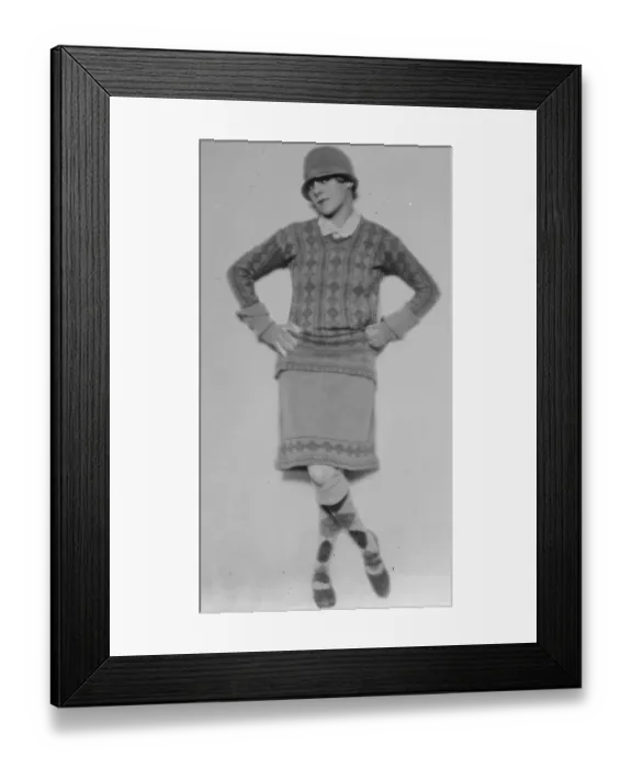 Framed Print : Striking French golf fashion. Mme Paul Reboux, the famous French woman golfer Framed Print : Striking French golf fashion. Mme Paul Reboux, the famous French woman golfer