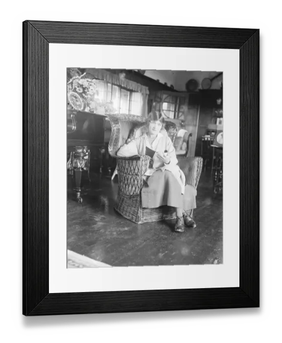 Framed Print : Return of Lily Elsie at her bungalow in Skegness Framed Print : Return of Lily Elsie at her bungalow in Skegness
