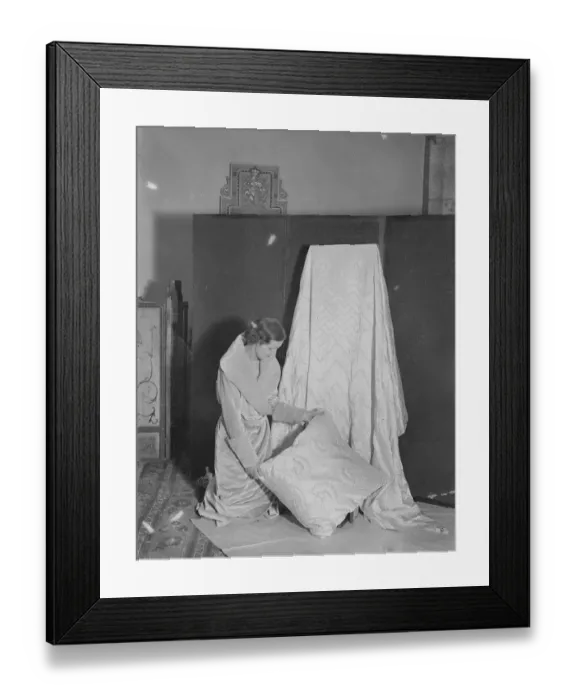 Framed Print : Royal School of Needlework prepares for exhibition, Surbiton. 21 November 1935