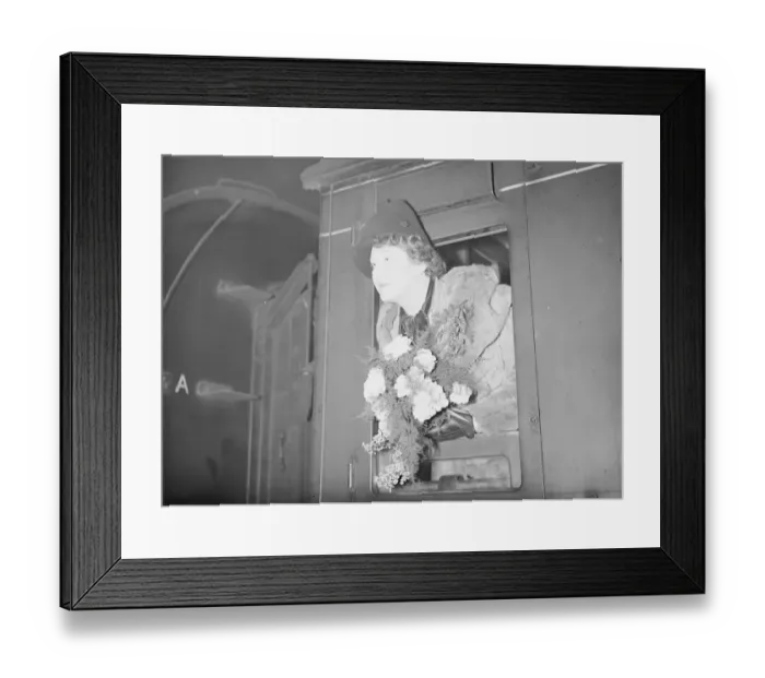 Framed Print : At Waterloo, on leaving for South Africa Mrs Walter Hammond 13 January 1939