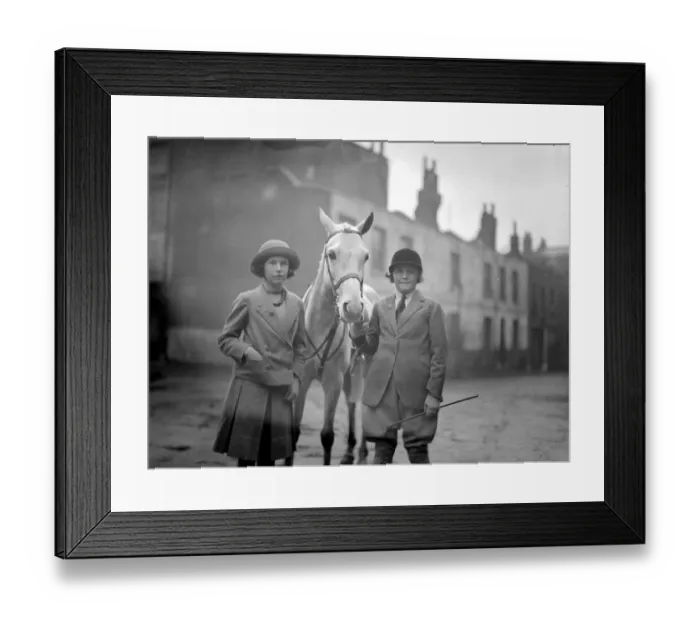 Framed Print : Hunter show at the Agricultural Hall. Hon Sheila (right) and Hon Pamela Digby with