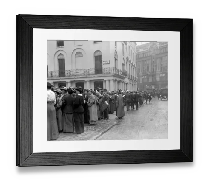 Framed Print : Americans stranded in London outside the offices of the American transport offices Framed Print : Americans stranded in London outside the offices of the American transport offices