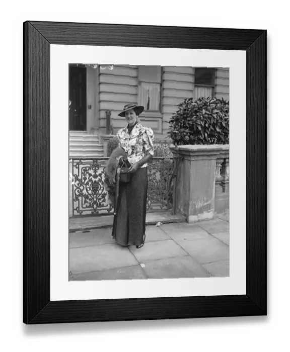 Framed Print : Mrs Olga Collett leaves for Ascot to give first racecourse commentary by a woman Framed Print : Mrs Olga Collett leaves for Ascot to give first racecourse commentary by a woman