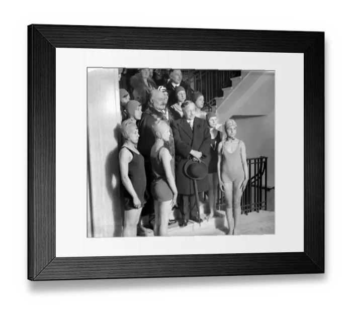 Framed Print : Sir Kingsley Wood, the Postmaster General, opens Finsburys new bath. He is here