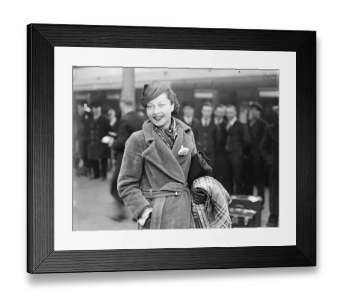 Framed Print : American girl dancer parted from her pet at Plymouth. But a fellow passenger comes to the rescue