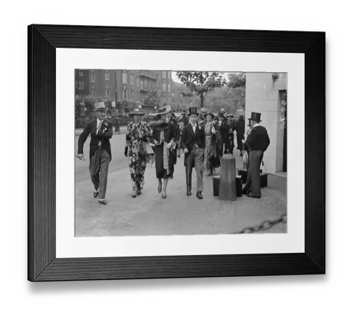 Framed Print : Harrow are attempting to score the first cricket win since 1908 over their great rivals Framed Print : Harrow are attempting to score the first cricket win since 1908 over their great rivals