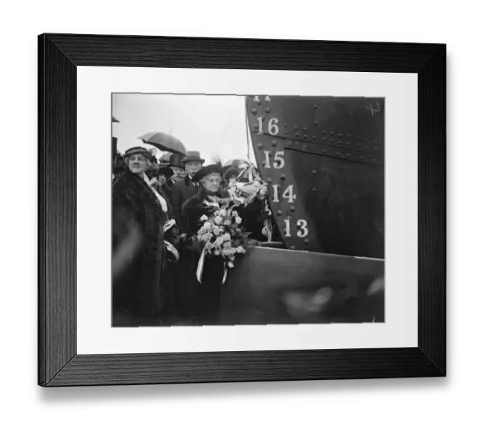 Framed Print : Mrs Beazley launches the Cunarder Samaria at Birkenhead 27 November 1920