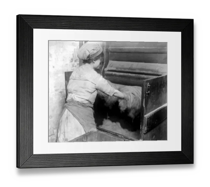 Framed Print : Making felt for velour hats at Sennett Bros, Blackfriars. 23 October 1919
