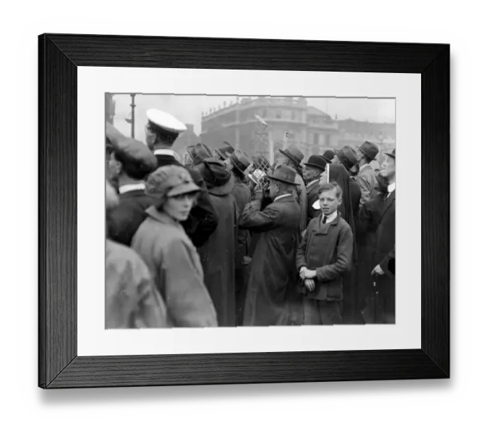 Framed Print : Declaration of Peace. A periscope brought into use in Trafalgar Square. 2 July 1919