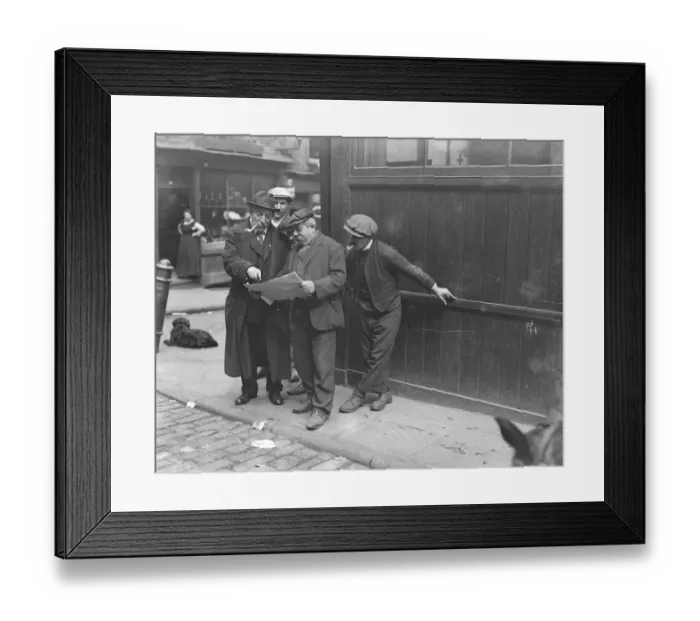 Framed Print : Italians discussing the war situation in Little Italy, London. 1914 - 1918 Framed Print : Italians discussing the war situation in Little Italy, London. 1914 - 1918