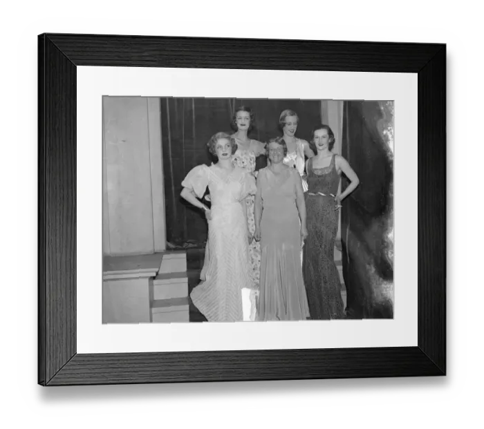 Framed Print : Mannequins from Mayfair. Some of Mayfairs loveliest young women were mannequins Framed Print : Mannequins from Mayfair. Some of Mayfairs loveliest young women were mannequins