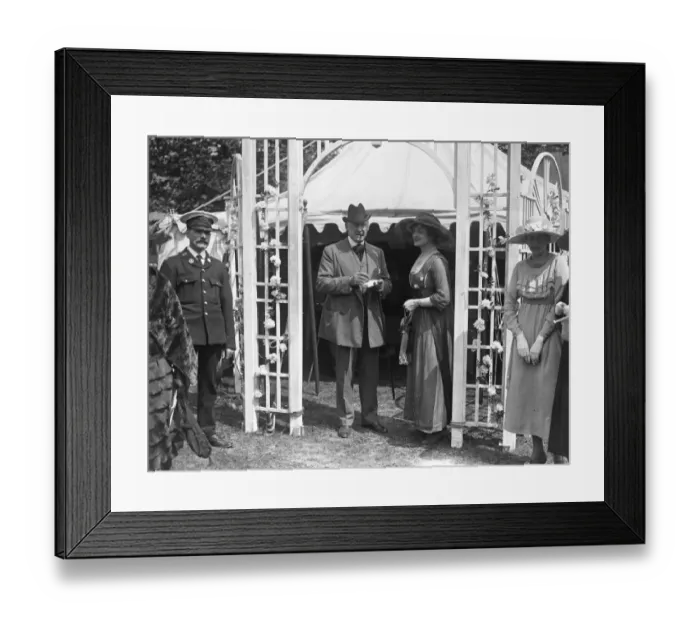 Framed Print : At a theatrical garden party, Mr Allan Aynesworth ( left centre ) and Miss Lilian Braithwaite