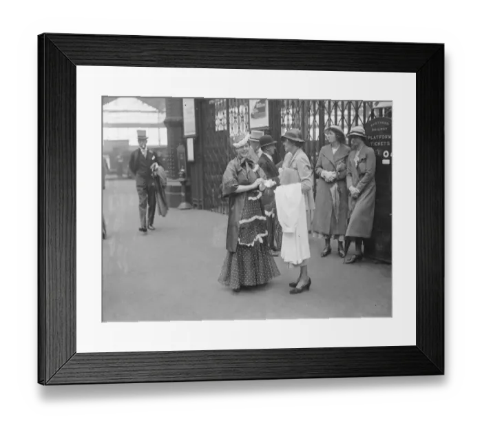 Framed Print : Ascot Gold Cup day fashion. Miss Joan Branston in an attractive Ascot fashion when