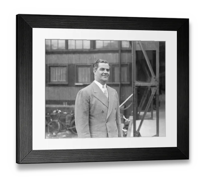 Framed Print : Americas miracle Barber arrives in England. Ken Christy, Americas miracle barber Framed Print : Americas miracle Barber arrives in England. Ken Christy, Americas miracle barber