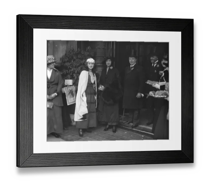 Framed Print : Mlle Gaby Deslys speaks at a primrose tea at the Criterion on behalf of the blue