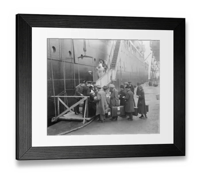 Framed Print : The emgrant ship. Emigrants embarking at Tilbury on the 13 oco ton liner Moreton Framed Print : The emgrant ship. Emigrants embarking at Tilbury on the 13 oco ton liner Moreton