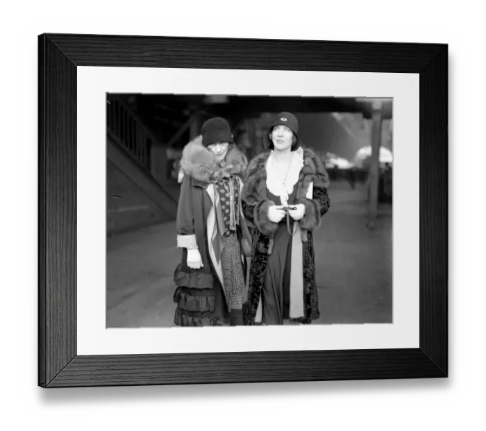 Framed Print : At Paddington, on her return from America. Lady Diana Cooper (right) and her mother Framed Print : At Paddington, on her return from America. Lady Diana Cooper (right) and her mother