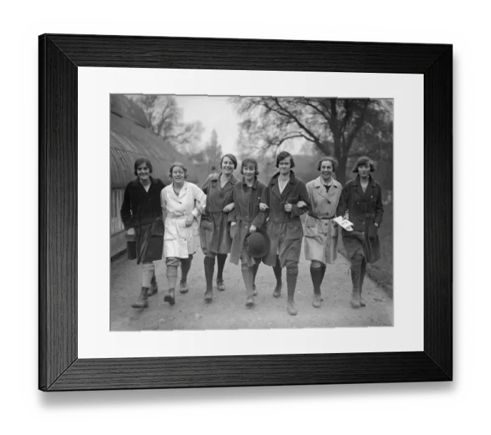 Framed Print : Girl students at the Royal Botanical Society, Regents Park, London. 4 May 1925