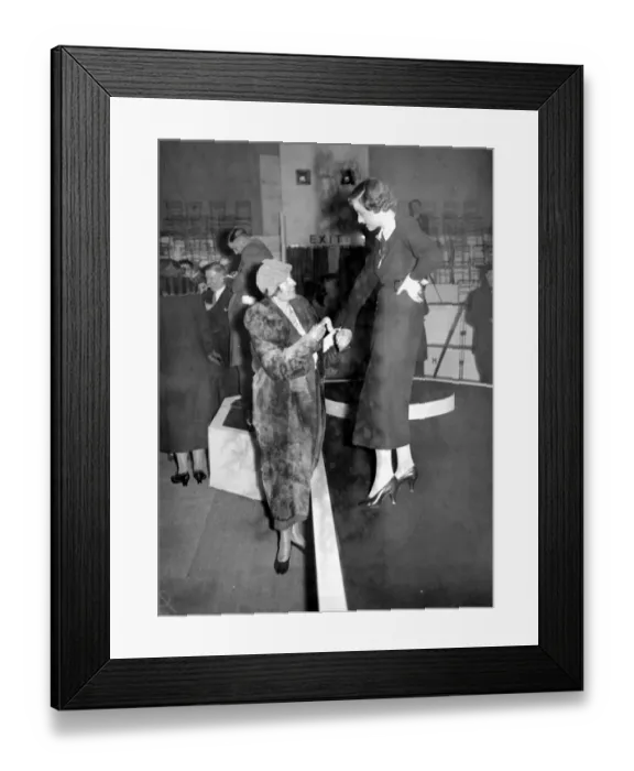 Framed Print : British Industries Fair at White City. Miss F. Horsburgh, M. P. (Dundee) inspecting Framed Print : British Industries Fair at White City. Miss F. Horsburgh, M. P. (Dundee) inspecting