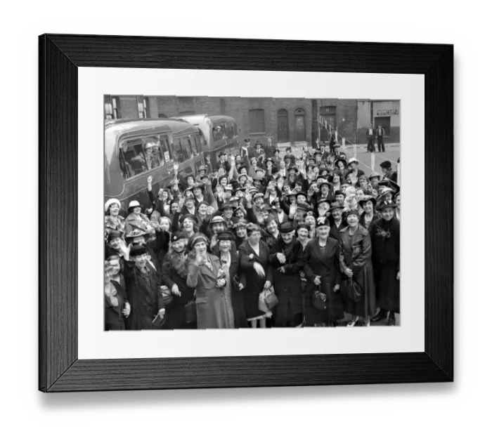Framed Print : Hoxton Market Mission outing. 18 July 1939