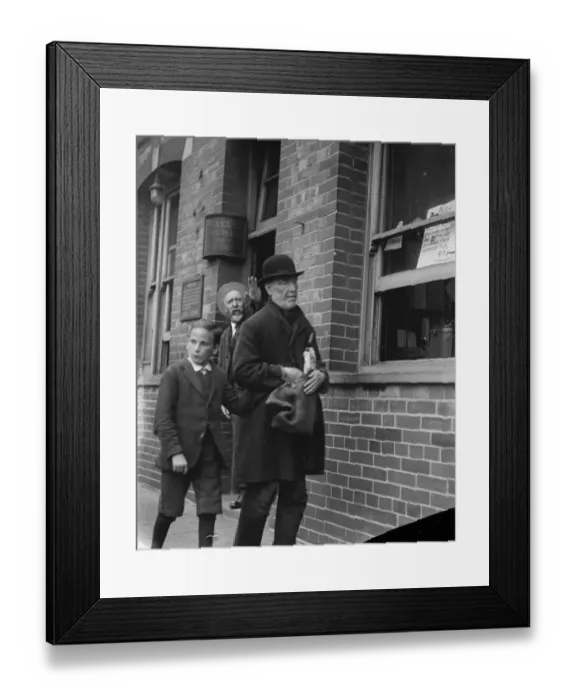 Framed Print : Free distribution of Canadian frozen fish at Bermondsey 22 August 1919 Framed Print : Free distribution of Canadian frozen fish at Bermondsey 22 August 1919