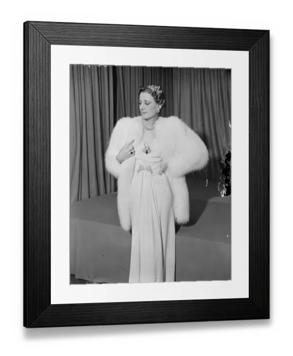 Framed Print : Court gown with ?20, 000 jewels shown at the London Exhibition. Beautiful gowns which
