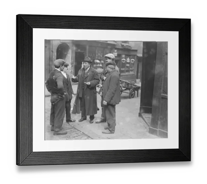 Framed Print : Italians discussing the war situation in Saffron Hill, London 1914 - 1918 Framed Print : Italians discussing the war situation in Saffron Hill, London 1914 - 1918
