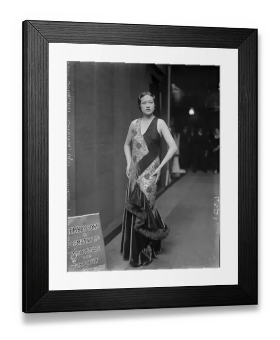 Framed Print : Chinese girl mannequin. Miss Singcha Chung, a 22 years old mannequin at the Fashions