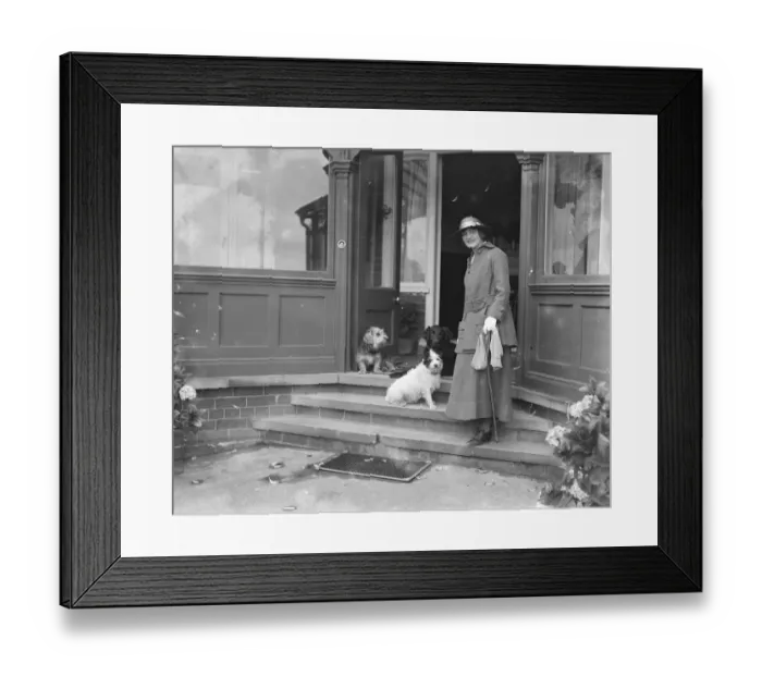 Framed Print : Return of Lily Elsie at her bungalow in Skegness Framed Print : Return of Lily Elsie at her bungalow in Skegness