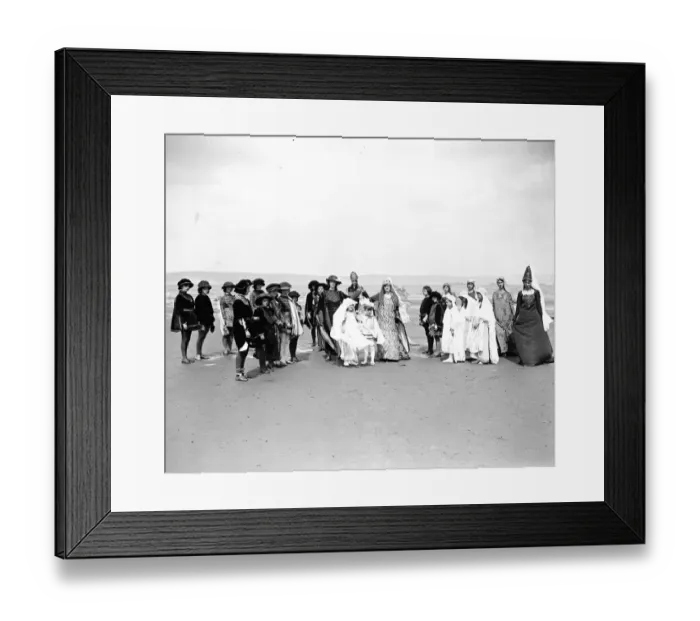 Framed Print : Rehearsing a pageant on Weymouth Sands in aid of the War Emergency Funds of the Waifs