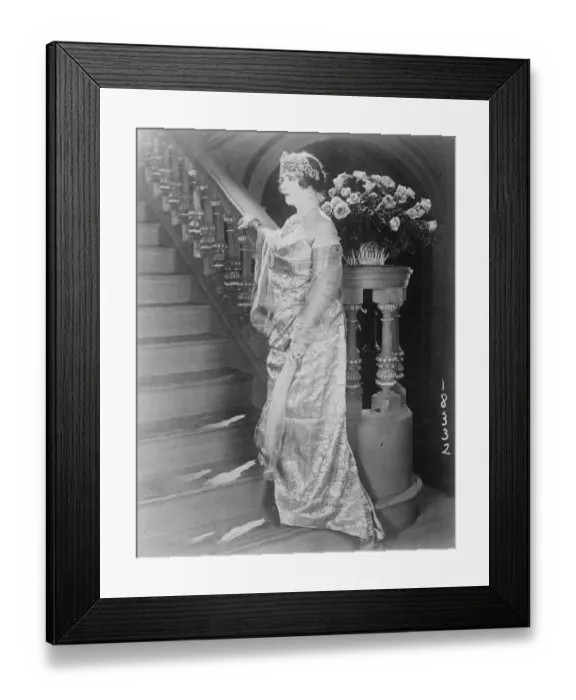Framed Print : Miss Elinor Glyn, the author 30 November 1922 Framed Print : Miss Elinor Glyn, the author 30 November 1922