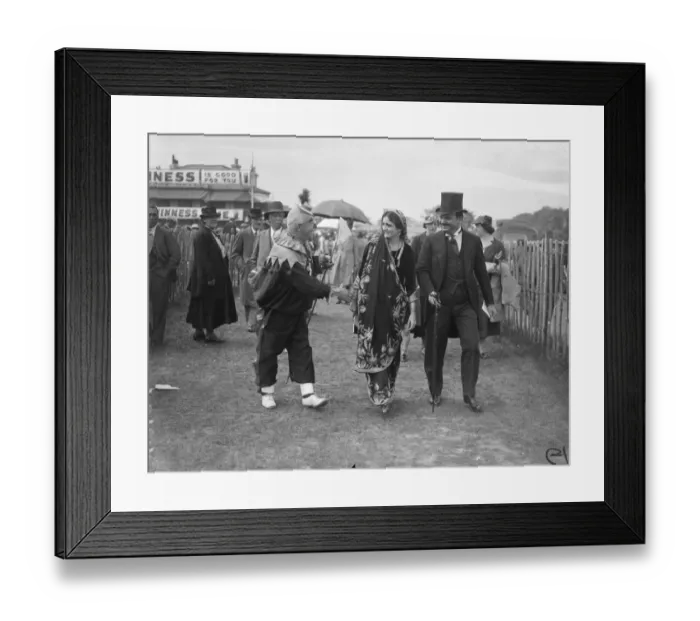 Framed Print : Original caption Flowing robes at the Derby. Picturesquely garbed Indian visitor Framed Print : Original caption Flowing robes at the Derby. Picturesquely garbed Indian visitor