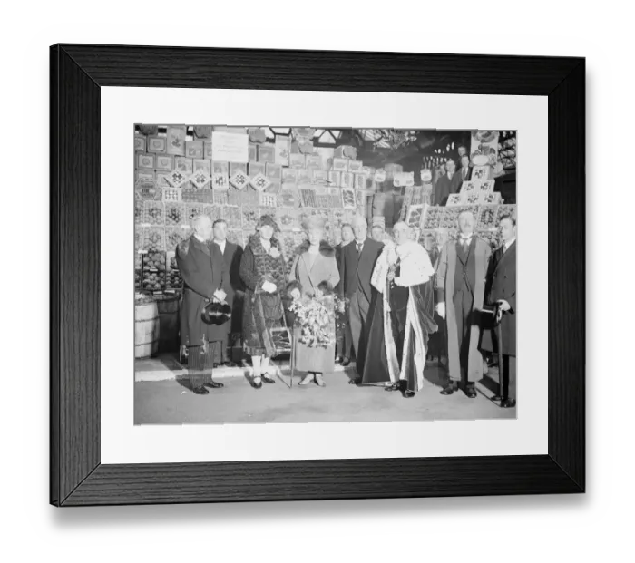 Framed Print : Queen Mary opens new extension of Spitalfields The queen and the Lord Mayor ( Sir Framed Print : Queen Mary opens new extension of Spitalfields The queen and the Lord Mayor ( Sir