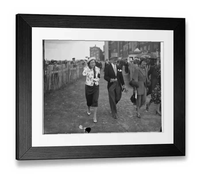 Framed Print : Spot at Epsom on ladies Day. Spots and flowers worn effectively by woman racegoer Framed Print : Spot at Epsom on ladies Day. Spots and flowers worn effectively by woman racegoer