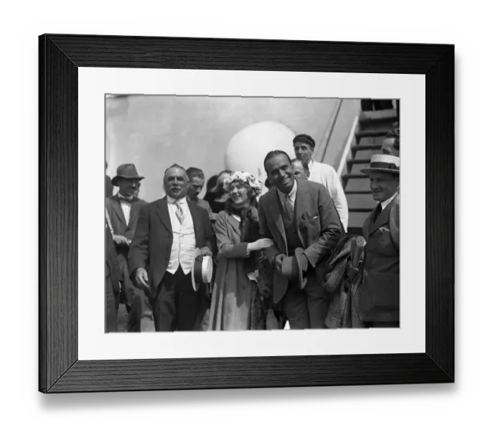 Framed Print : American film stars, Douglas Fairbanks and his wife Mary Pickford on arrival at Southampton Framed Print : American film stars, Douglas Fairbanks and his wife Mary Pickford on arrival at Southampton