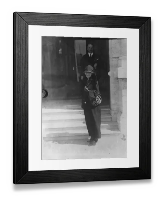 Framed Print : Mrs Theodore Roosevelt ( Widow of the late Us president ) leaving the Excelsior