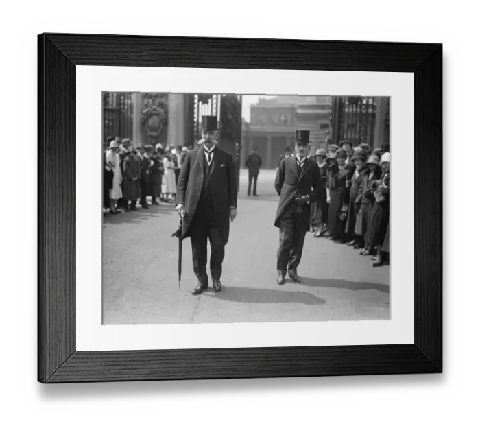 Framed Print : Investiture at Buckingham Palace. Left to right : Chief Superintendent Bolton of Birmingham MBE Framed Print : Investiture at Buckingham Palace. Left to right : Chief Superintendent Bolton of Birmingham MBE