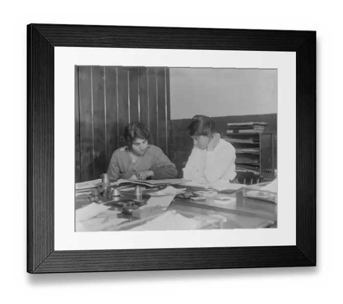 Framed Print : Atalanta works, Loughborough, run by women Miss Turner and Mrs Ashberry examining